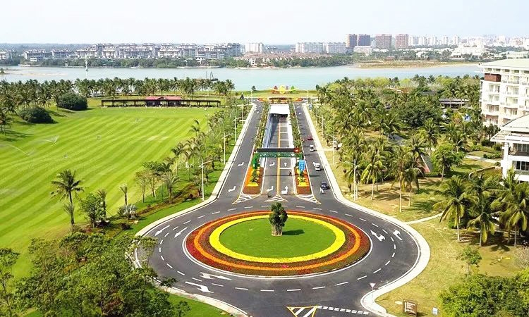 海南：把公路修成一道道靚麗風景線